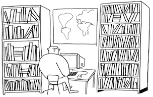 Mann am Computer zwischen Bücherregalen